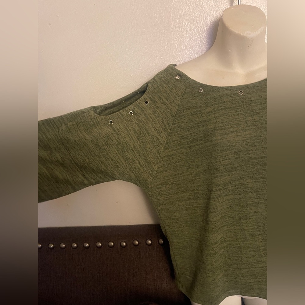 🚨NEW LYNN RYAN New Women’s long-sleeved Cold Shoulder Top with a unique design - Picture 2 of 2